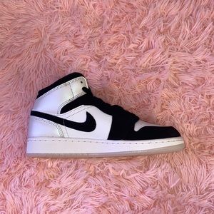 Air Jordan 1 Mids